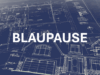 Eine Blaupause im Hintergrund mit technischen Zeichnungen. Im Vordergrund große weiße Letter, die Blaupause schreiben.